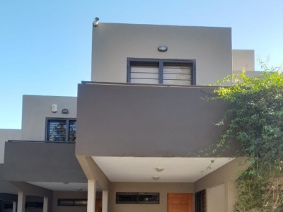 HERMOSO DUPLEX A LA VENTA , DOS DORMITORIOS , PILETA COCHERA