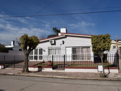  VENTA HERMOSA CASA 300 MTS COSTANERA CARLOS PAZ
