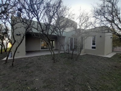 VENTA HERMOSA CASA , BARRIO  LAS CAÑITAS , A ESTRENAR