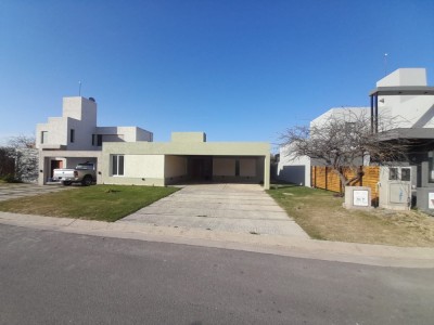 VENTA HERMOSA CASA , BARRIO  LAS CAÑITAS , A ESTRENAR